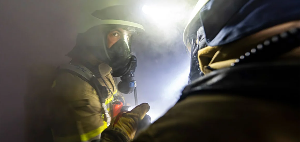 Nachwuchskräfte in einer realitätsnahen Brandsimulation, comtract für Berufsfeuerwehr Heidelberg